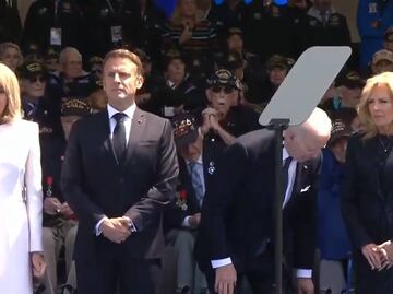 ¿Cansado, se le perdió la silla? Biden vive bochornoso momento durante aniversario del Día D
