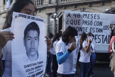 Lluvia dispersa mitin por los 43 normalistas de Ayotzinapa