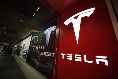 Acciones de Tesla se desploman 11.4% tras recorte de producción en China