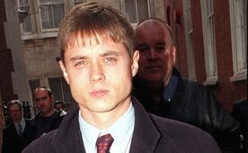 Hallan muerto en prisión a John Alford, actor británico que fue condenado el año pasado por delitos sexuales