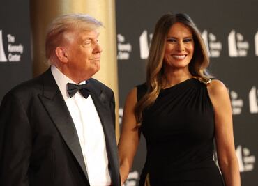 Trump es abucheado por el público tras acudir a musical en el Centro Kennedy; intentaba saludar desde el palco a asistentes