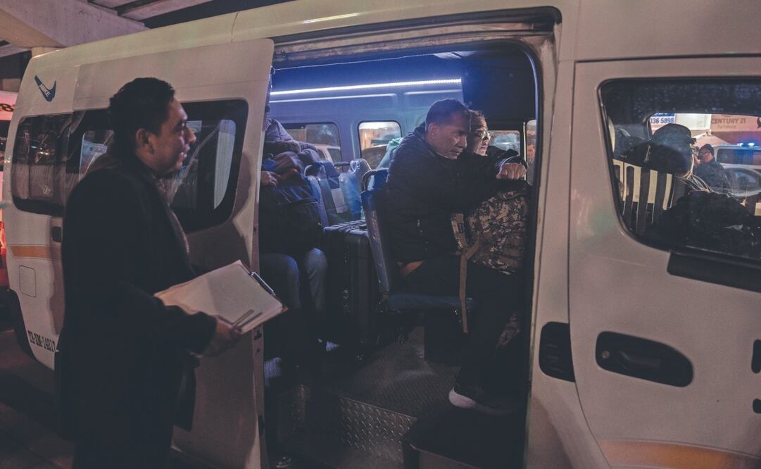 Los migrantes son retirados del puerto fronterizo El Chaparral por autoridades mexicanas en Tijuana, Baja California. Foto: de  AIMEE MELO. EL UNIVERSAL