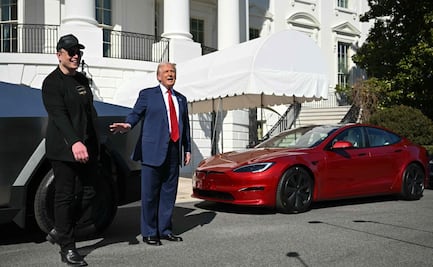 Trump llama “terroristas enfermos” a quienes queman autos de Tesla; dice que “podrían ir a cárceles de El Salvador”