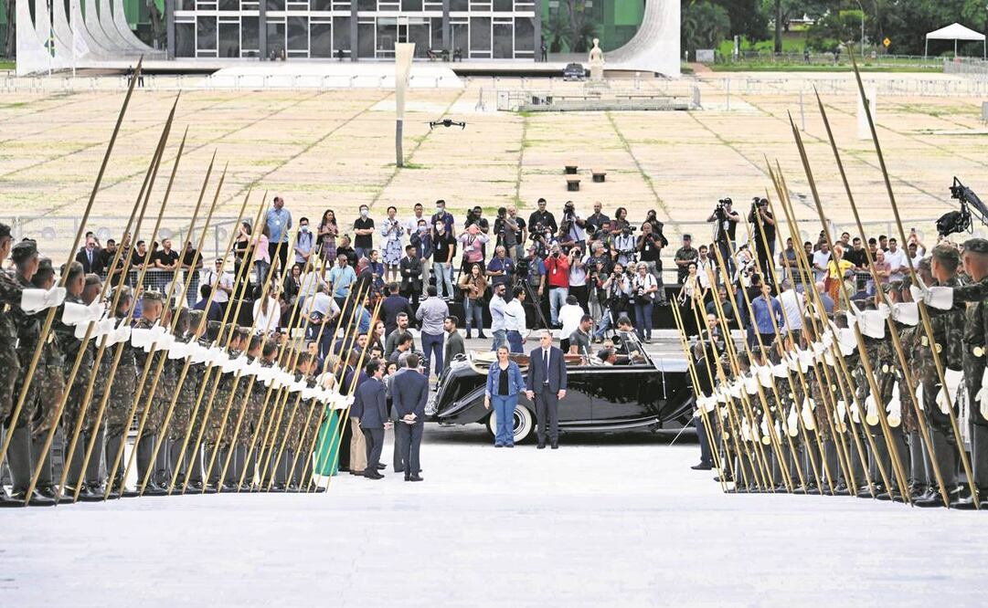 Un ensayo de la inauguración presidencial del próximo domingo se realizó ayer en Brasilia. En él participó la esposa de Lula, Rosangela (centro).