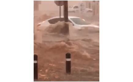 Así arrastró a vehículo una corriente de agua provocada por "Lorena" en Culiacán