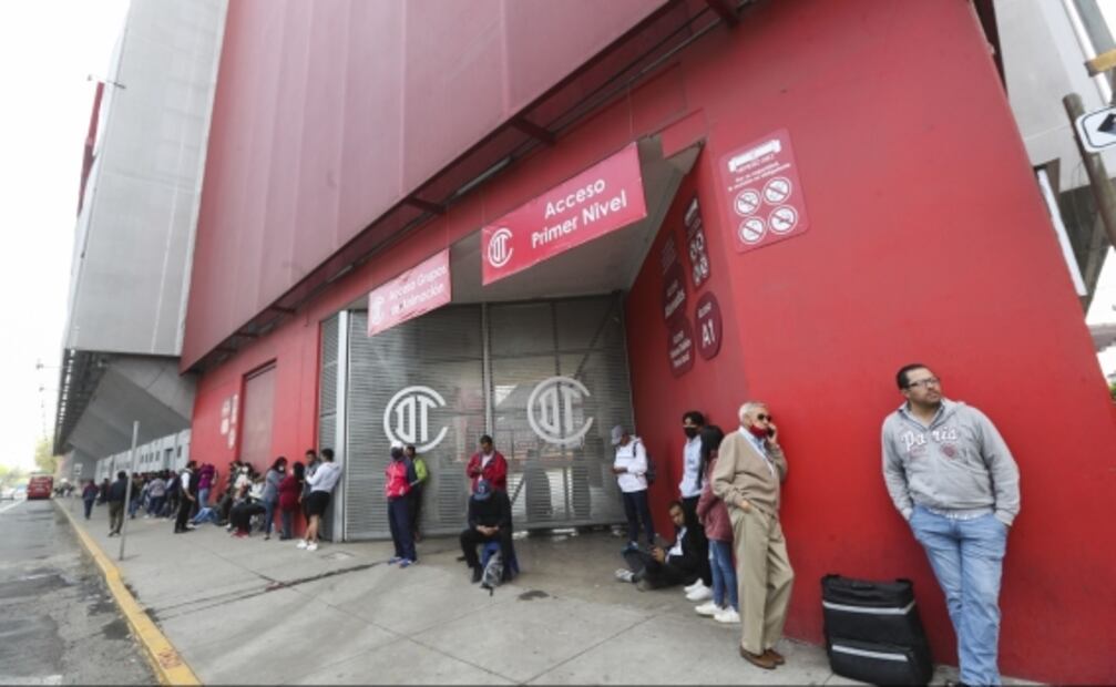 ¡Locura total! En Toluca hacen de todo para conseguir boletos para la final de la Liga MX