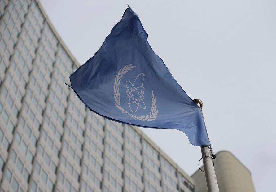 Bandera del Organismo Internacional de Energía Atómica (OIEA) ondea frente a su sede en Viena, Austria. Su director general, Rafael Grossi, advirtió que las instalaciones nucleares "nunca deben ser atacadas". Foto: AP