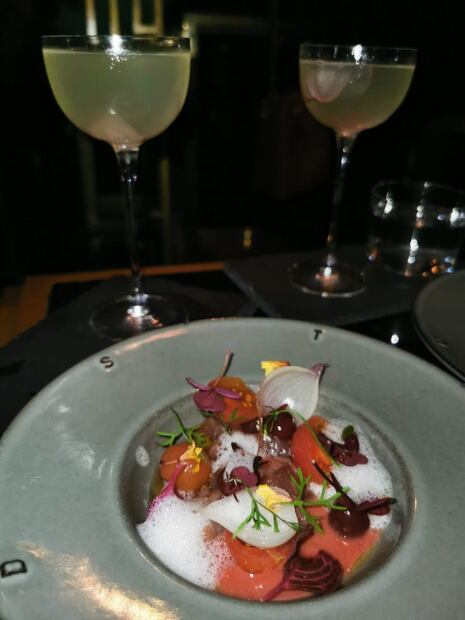 Comida y bebida estrechan las manos en la Juárez