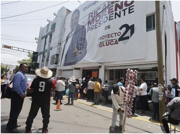 Manifestantes reclaman pago a candidato de Morena en Toluca, aseguran que eran observadores electorales