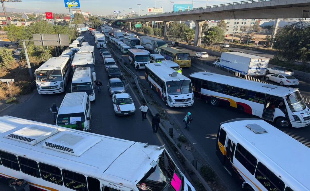 Los transportistas usaron 100 unidades para bloquear la vialidad. Foto Arturo Contreras / EL UNIVERSAL
