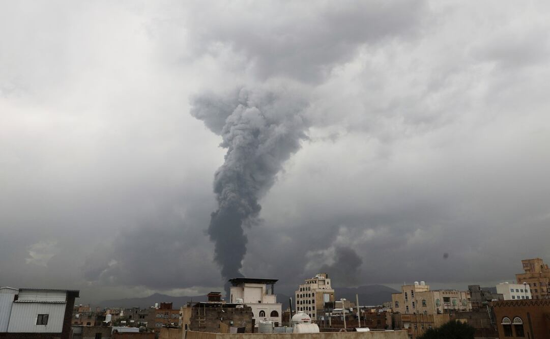 Nubes de humo se elevan tras los ataques aéreos israelíes en distintas áreas de Saná, Yemen, el domingo 24 de agosto de 2025. Foto: AP