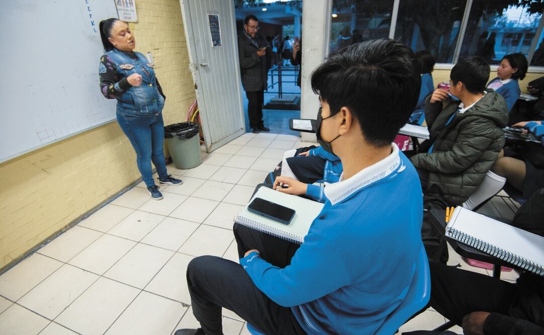 A 10 días de que comenzó la prohibición de celulares en las escuelas de educación básica de Querétaro, profesores destacan que han notado una baja en el bullying y las peleas. En la Secundaria General número 3, la maestra María del Carmen Avilés dice que la medida se aplica “bajo un voto de confianza” con los alumnos, que han respondido de manera positiva. Foto: Fernando Camacho / EL UNIVERSAL