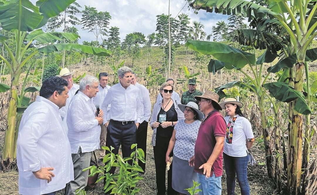 El presidente Andrés Manuel López Obrador acompañado de John Kerry encabezó un recorrido por el ejido José Castillo Tielmans, donde el visitante dialogó con campesinos. Foto: Presidencia