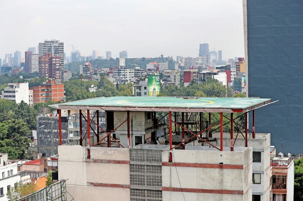 Vecinos de la Hipódromo manifiestan su inconformidad con algunos establecimientos que ocupan espacios públicos, y por la construcción ilegal de un helipuerto en la calle Nuevo León. (VALENTE ROSAS. EL UNIVERSAL)