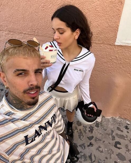 Rosalía enseña cómo llevar el estilo preppy con minifalda y mocasines