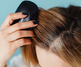 5 tips para limpiar los cepillos de pelo correctamente 