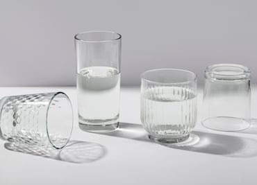 Por qué no debes secar los vasos de vidrio "boca abajo"
