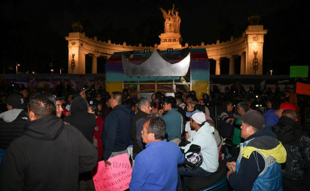 Repliegan a comerciantes que bloqueaban Avenida Juárez en el Centro de CDMX; exigen colocar su romería en la Alameda Central.
Foto: Hugo Salvador/El Universal