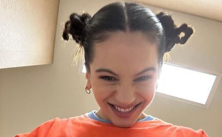 Rosalía deslumbra con ajustado minivestido de mezclilla