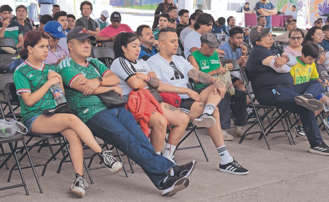 Aunque el partido fue entre Canadá y Sudáfrica, los habitantes acudieron con su playera de México. Foto: Santiago Cadena/ EL UNIVERSAL