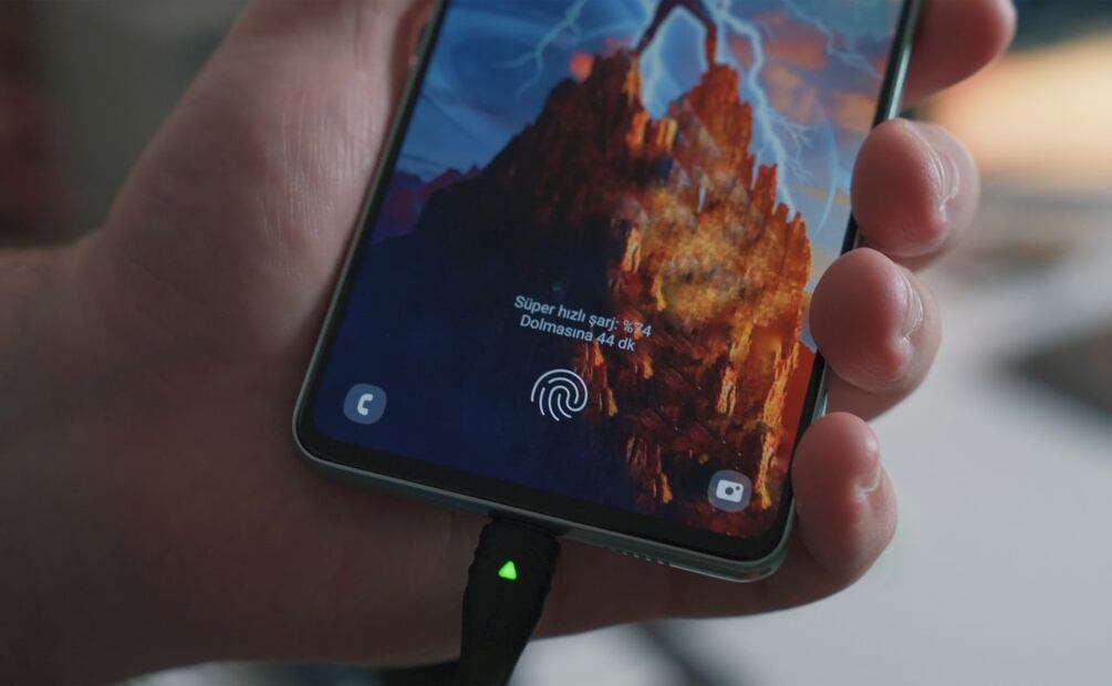 Peligros de cargar el celular en la cama. Imagen: Unsplash