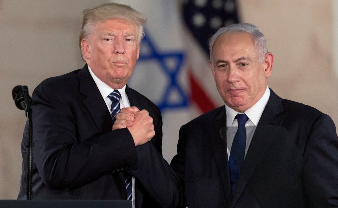 El presidente Donald Trump y el primer ministro israelí, Benjamin Netanyahu, se dan la mano en el Museo de Israel en Jerusalén, el 23 de mayo de 2017. Foto: AP