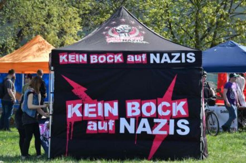 Neonazis conmemoran natalicio de Hitler con festival de rock en Alemania