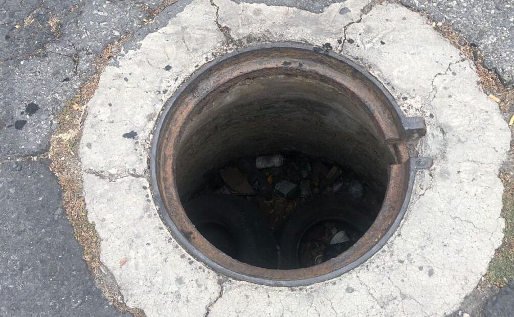 Coladera destapada a mitad de la calle Valle de Ebro y Valle de Mezcalapa a unas cuadras de la avenida Central Carlos Hank González. Foto: Isidro Corro / EL UNIVERSAL