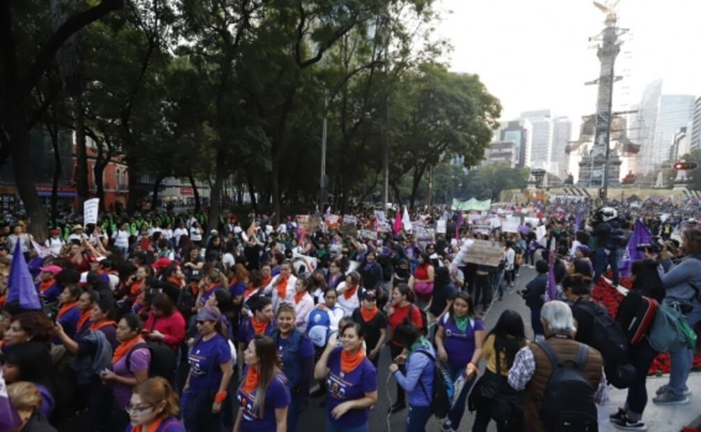 ¿Por qué las feministas se identifican con el color verde y morado?