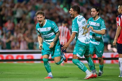 Resultado: Chivas cae ante Santos Laguna en Torreón; Alan Pulido falla penal decisivo