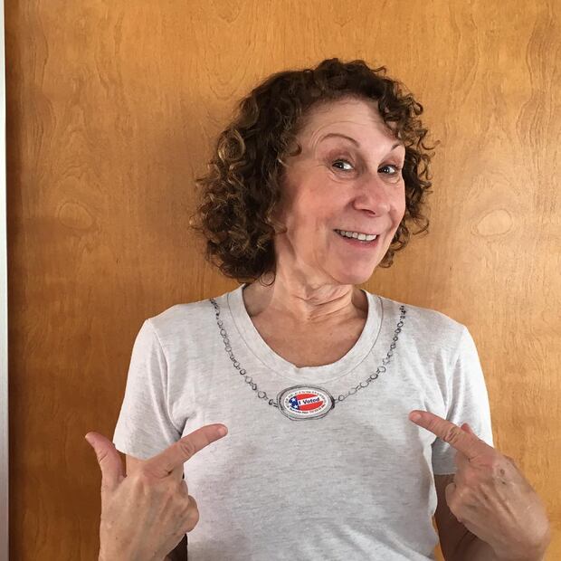 Rhea Perlman fue la mamá de Matilda (Fuente Instagram @perlmonster)