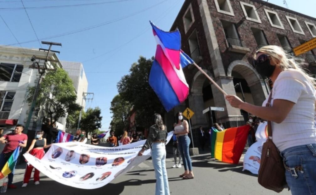 Comunidad LGBT bloquea primer cuadro de Toluca para exigir legalización del matrimonio igualitario