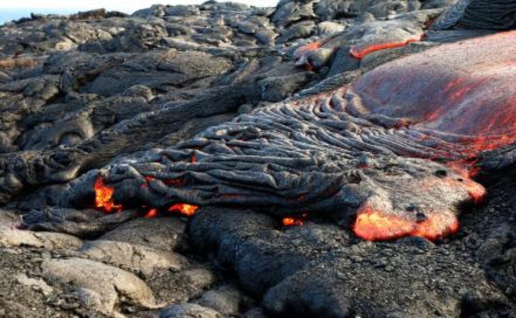 Lava del Kilauea cae al océano y forma nuevas tierras en Hawaii
