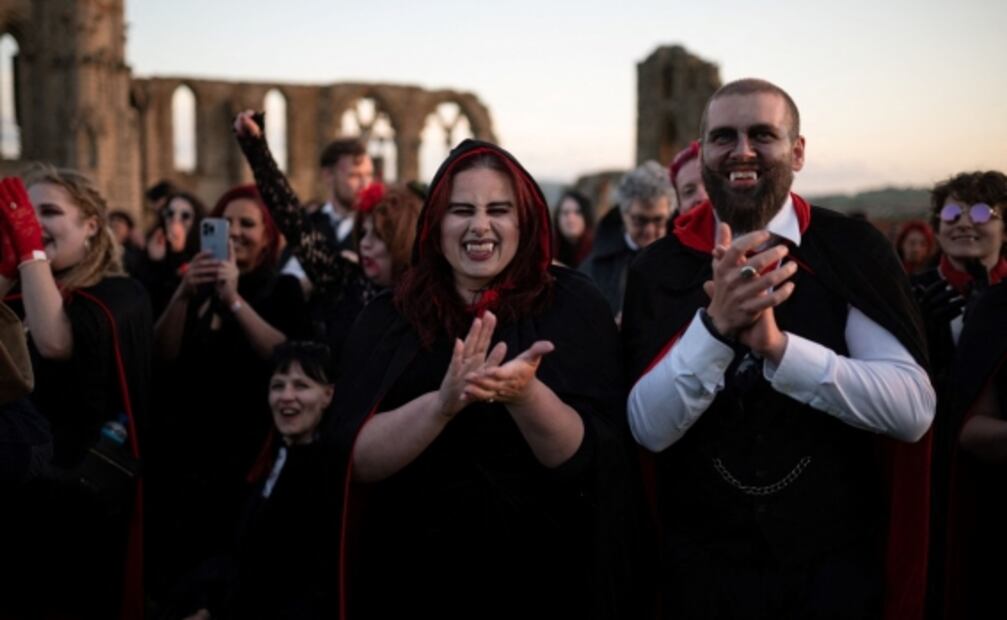 La novela "Drácula" convoca a cientos de personas a vestirse de vampiros y ¡rompen récord!