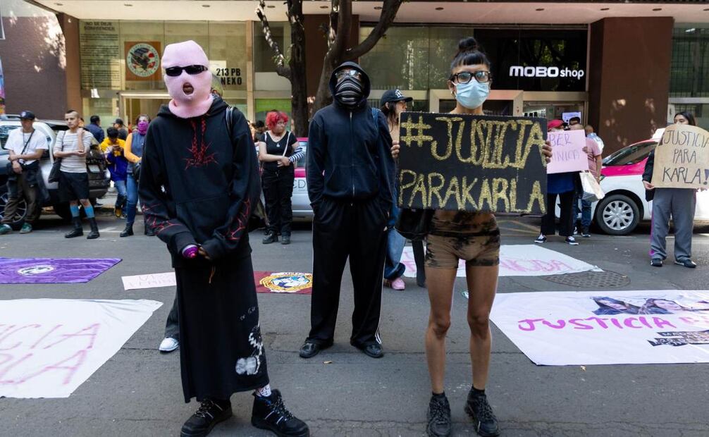 Integrantes de la comunidad trans protestaron frente las oficinas de Uber México, ante el feminicido de Karla Patricia, conductora de Uber asesinada en Azcapotzalco; exigen una indemnización justa y reparación integral justa. Foto Hugo Salvador El Universal
