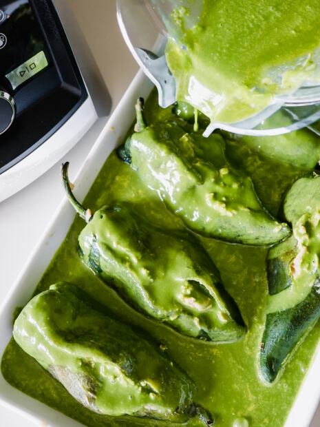 Chiles rellenos de queso y frijol para la comida
