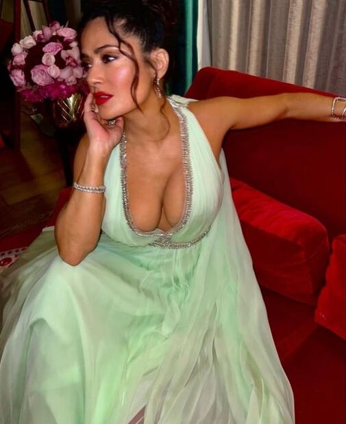 Salma Hayek luce vestido con escote impactante en la boda de Marc Anthony