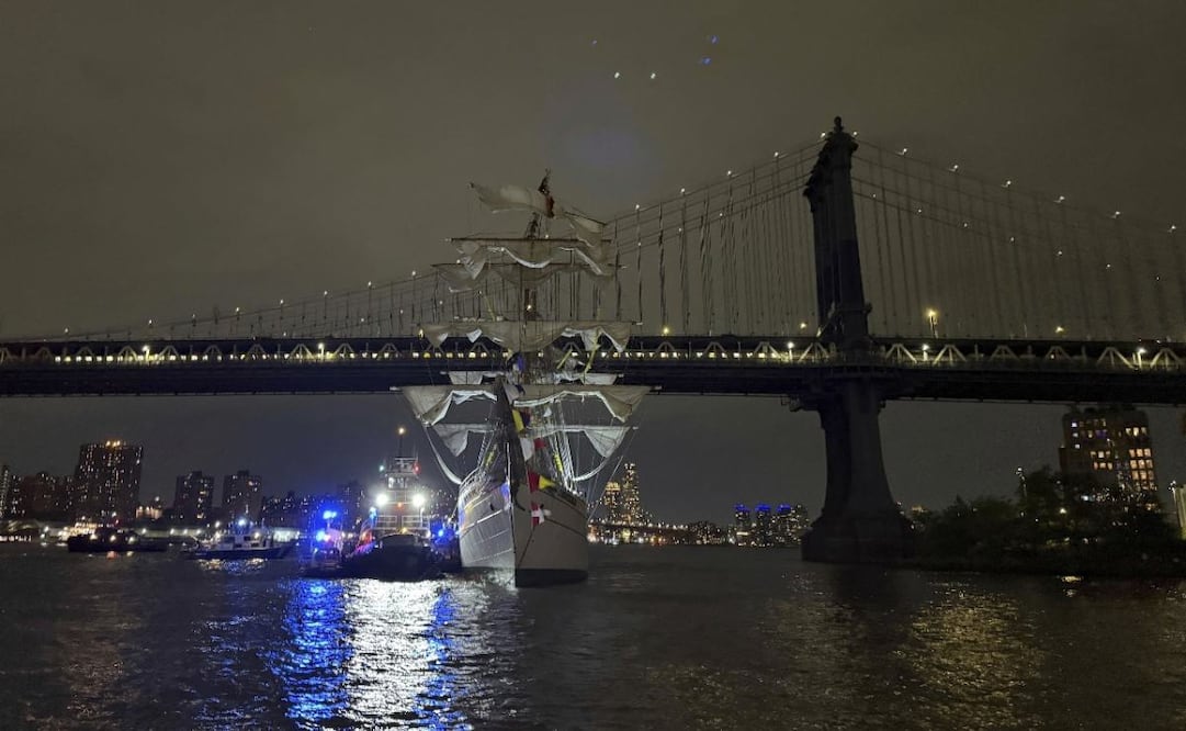 Un buque de la Armada mexicana permanece detenido luego de chocar contra el Puente Brooklyn, el sábado 17 de mayo de 2025, en Nueva York.  (17/05/25) Foto: AP