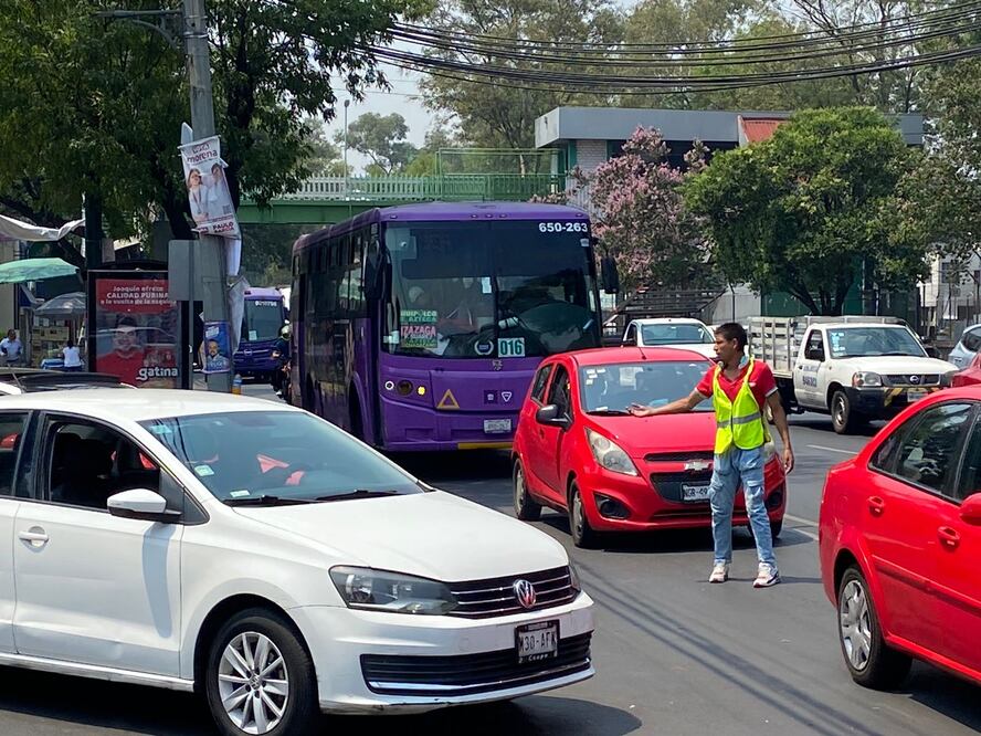 Los denominados “Semáforos humanos” son personas que interponen su cuerpo frente a un automóvil para detenerlo y con ello permitir que otro conductor ingrese a una vialidad concurrida, a cambio una gratificación. (Foto: Juan Carlos Williams)
