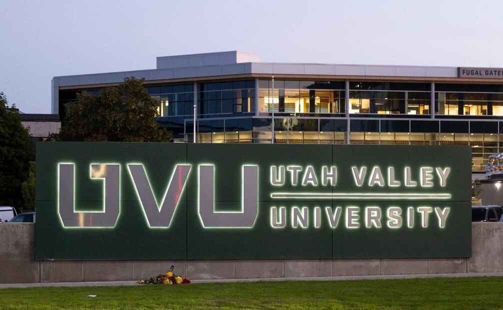 Flores junto al letrero de la Universidad del Valle de Utah en un monumento improvisado en honor al activista político Charlie Kirk el 11 de septiembre de 2025 en Orem, Utah. Las autoridades siguen buscando a la persona que disparó y mató a Kirk en un evento en el campus el miércoles. Foto: AFP