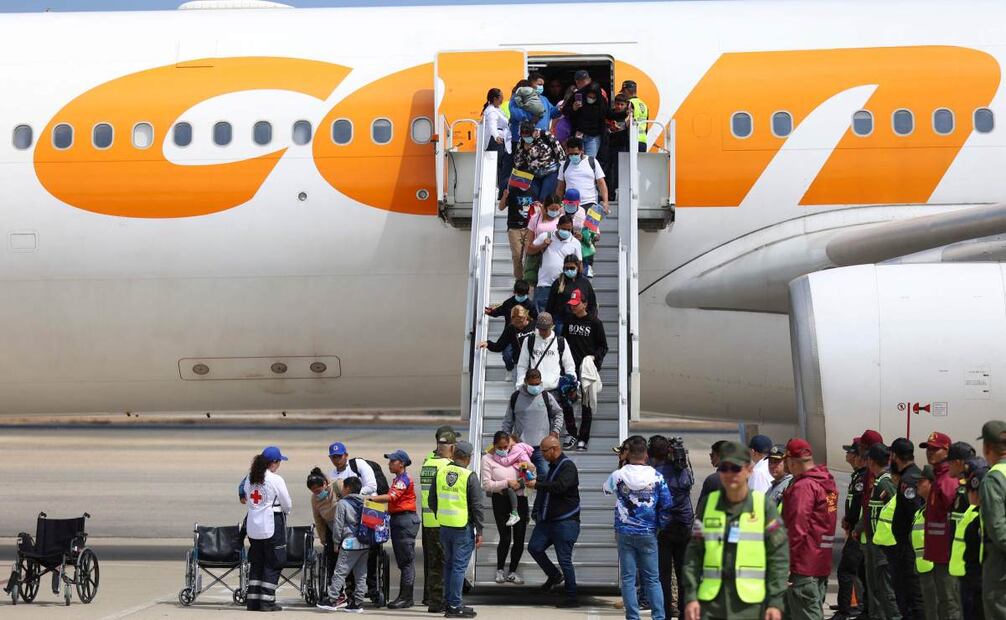 Migrantes venezolanos deportados de Estados Unidos desembarcan de un avión de la aerolínea venezolana Conviasa a su llegada al Aeropuerto Internacional Simón Bolívar en Maiquetía, Venezuela. Foto: AFP