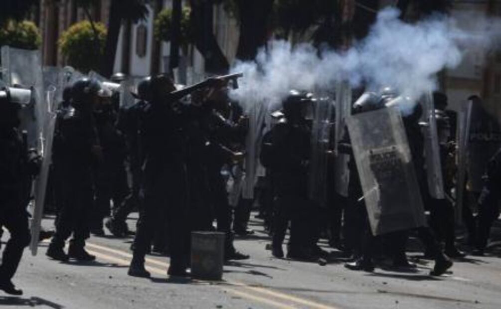 Universitarios y alumnos rechazados “chocan” en Michoacán