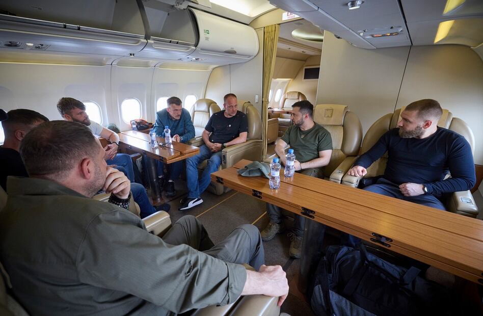 los comandantes de defensa de Azov, que estaban en Turquía tras la liberación del cautiverio ruso, al regresar desde Turquía junto con el presidente ucraniano Volodimir Zelensky después de su reunión con el presidente de Turquía, Recep Tayyip Erdogan, un día antes en Estambul, Turquía. Foto: EFE
