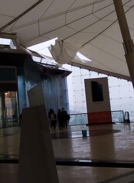 Piso de plaza comercial La Cúspide, en Lomas Verdes, queda destruido tras caída de rayo 
