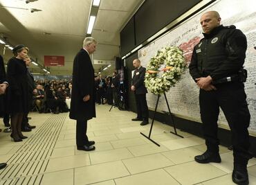 Reyes de Bélgica recuerdan atentados terroristas con minuto de silencio