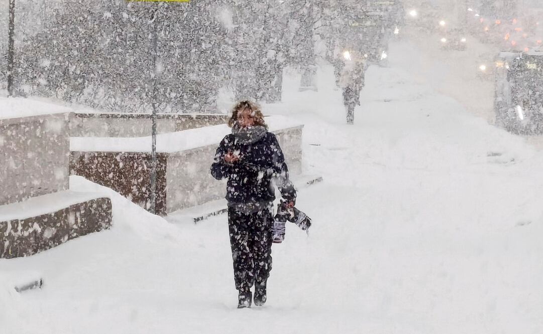 La capital rusa vive desde ayer la mayor nevada en 145 años, que ha dejado en doce horas un manto de hasta 40 centímetros de nieve en algunos barrios. Foto: AP