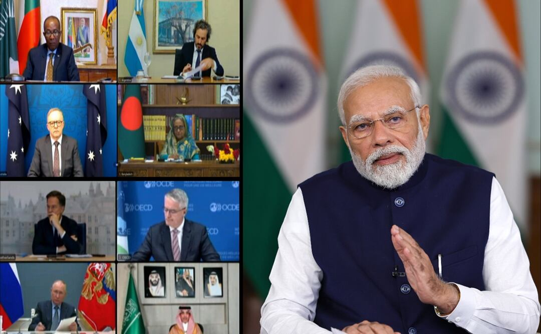 El primer ministro de India, Narendra Modi, y otros líderes en una pantalla durante la cumbre virtual del G20 en Nueva Delhi. Foto: EFE