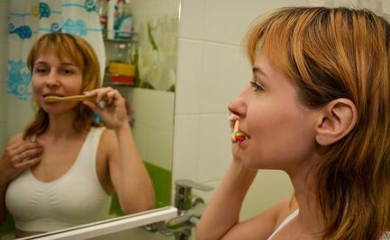 6 hábitos que nos dan mal aliento, según experto