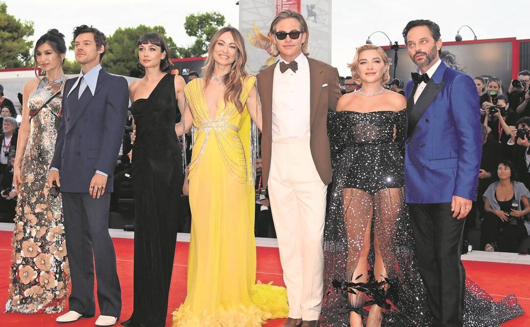 Un ambiente enrarecido se percibió en la alfombra entre Pugh, Styles y Wilde. Fotos: EFE