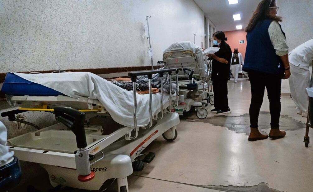 En el Hospital General Dr. Aurelio Valdivieso, el más importante de todo el estado de Oaxaca, hay pacientes en los pasillos que esperan desde hace días una cirugía. Foto: Mario Arturo Martínez | El Universal (08/01/2025)